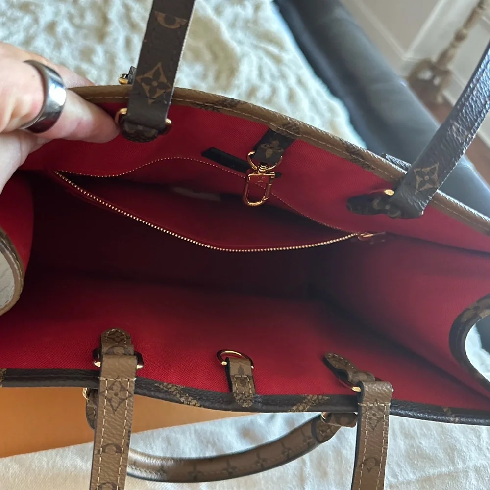 Louis Vuitton OnTheGo MM reverse Monogram Tote - Picture 7 of 11